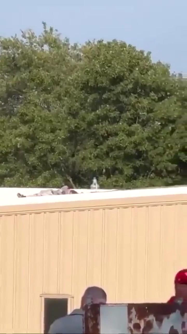 El tirador en el mitin de Trump en Pensilvania, muerto en el techo de un edificio cercano