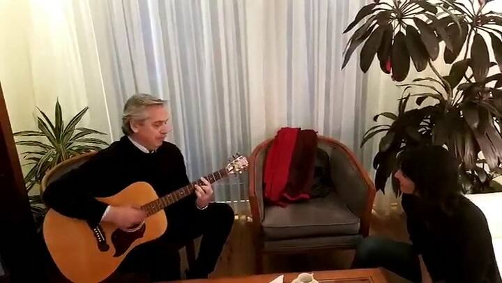 Alberto Fernández toca la guitarra con la familia de De la Sota - Fuente: Twitter: @NataliaDLSok