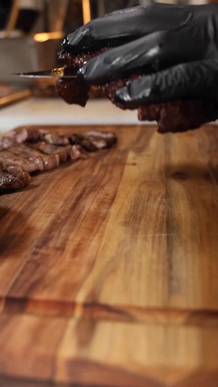 ¡Nuestra Parrilla Premium Es Una De Las Favoritas De La Casa ! Tiene Picanha, Filet Mignon, Carne Asada En Tiras, 2 Tiras De Chorizo O Morcilla, Queso De Mano Y Aguacate ¿Y Adivina Qué Está Esperando Por Ti .Cono