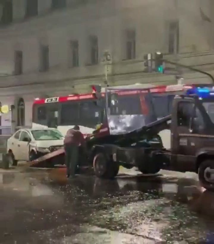 Manejaba borracho y chocó contra el Metrobus en Flores