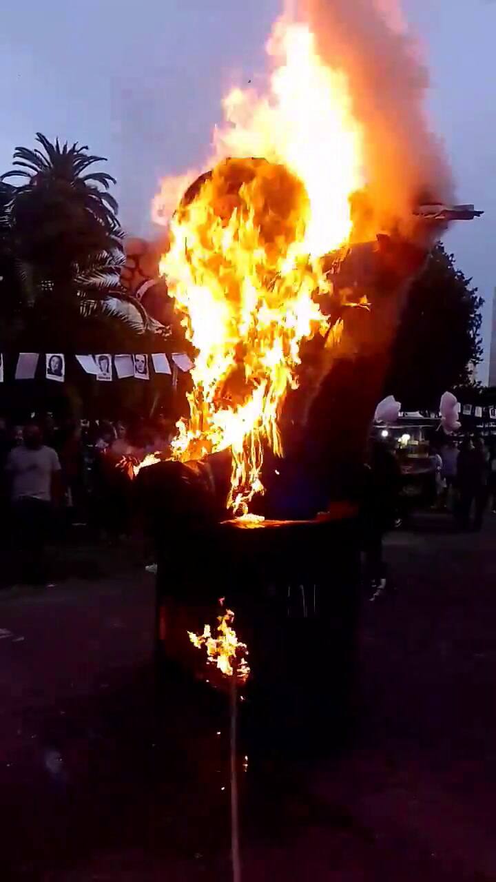 Quemaron un muñeco de Milei en un acto por el 24 de marzo