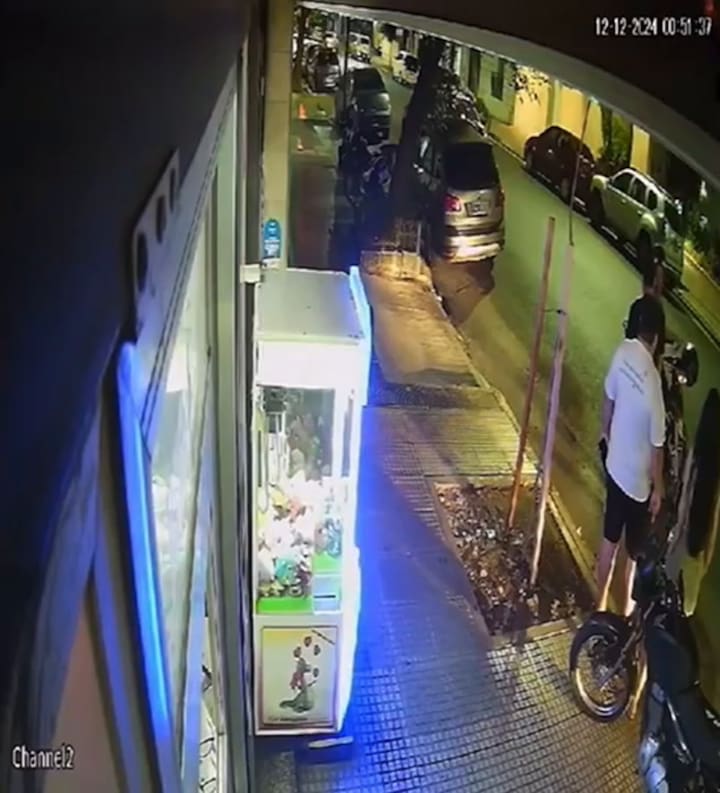 El momento del asesinato de un hombre en Recoleta