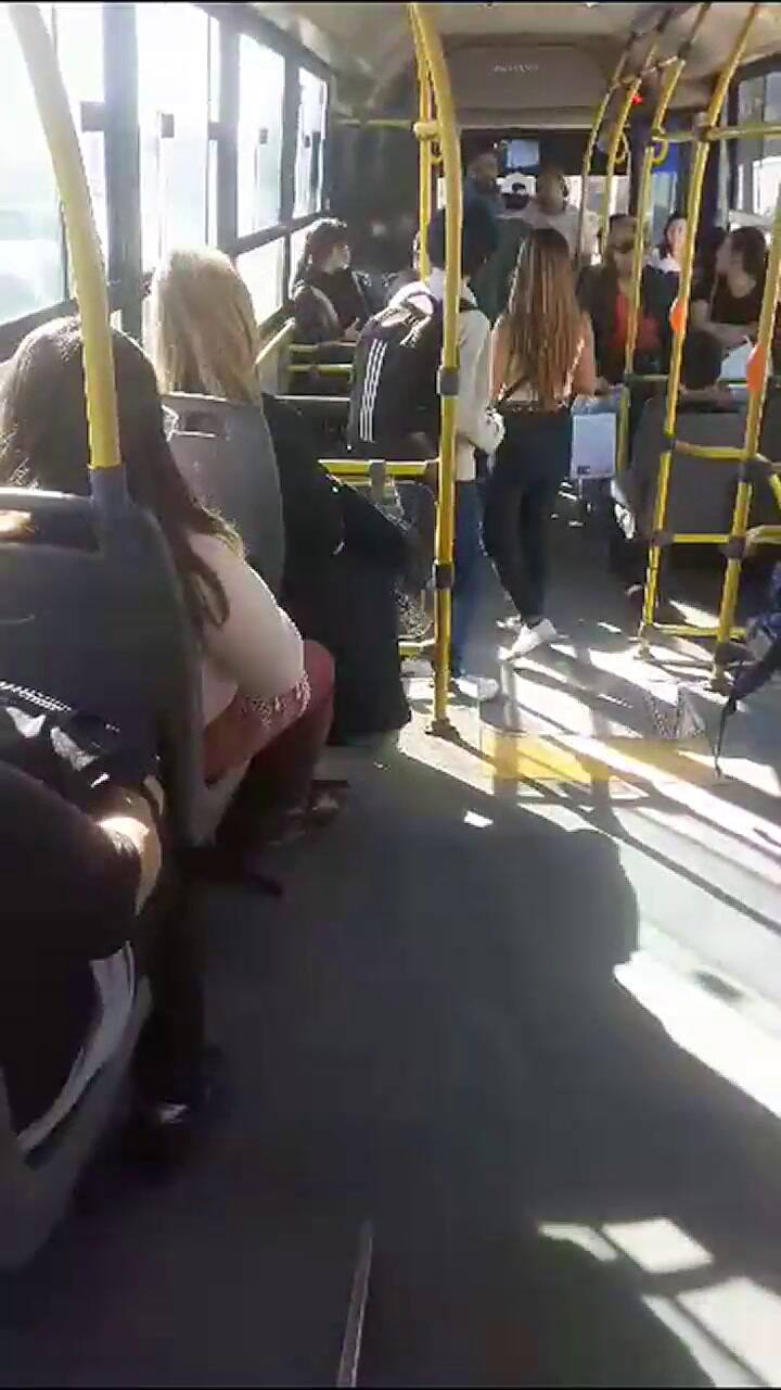 Defendió a una mujer que no pagó el boleto y el chofer le dio tres golpes en la cara
