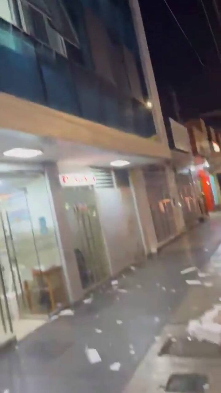 Objetos Caídos En La Calle Tras El Sismo