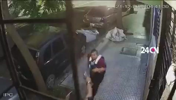 Le quiso robar el arma a una oficial de la Policía de la Ciudad