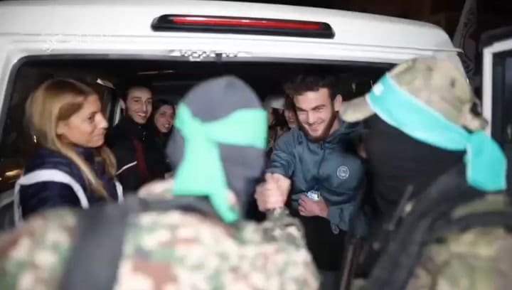 La enfermera argentina, con la Cruz Roja, recibe rehenes entregados por Hamas