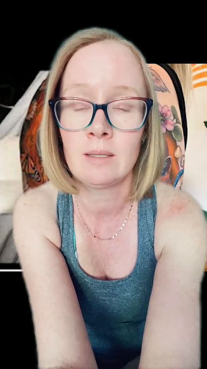 Una tiktoker pagó miles de dólares por un tatuaje y se decepcionó