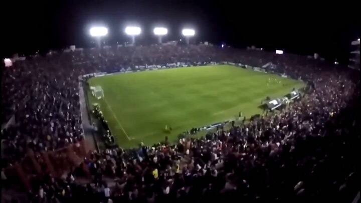 Los cánticos de los hinchas del Atlético San Luis que enfurecieron a Maradona - Fuente: TW @AlfredoS