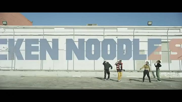 Becky G y Jhope (BTS) - Chicken Noodle Soup - Fuente: YouTube