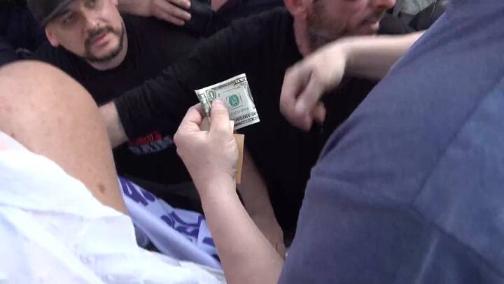 Ramiro Marra cambió dólares por pesos en un acto de campaña