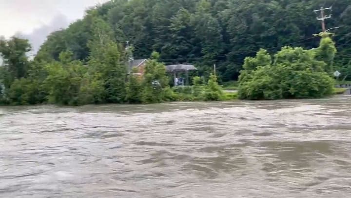 El flujo del río Winooski, en Montpelier, creció a niveles alarmantes