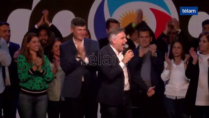 Llaryora festejó su triunfo en la ciudad de Córdoba - Fuente: Télam