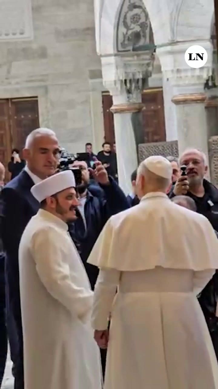 Con un gesto rebelde, León XIV marca diferencias con Francisco en su visita a la Mezquita Azul