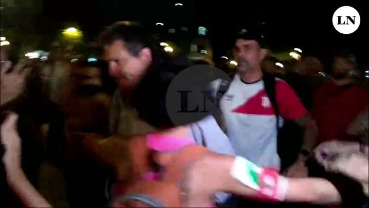 Lincharon a un libertario en la puerta del congreso