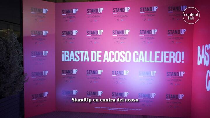 El Puente de la Mujer se tiñó de naranja contra el acoso callejero.