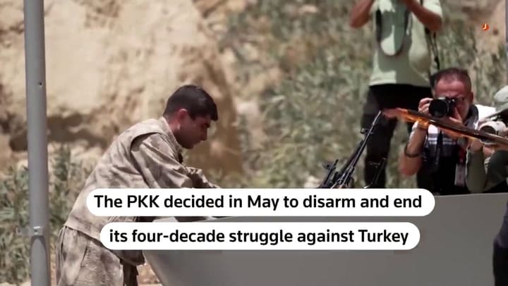 Combatientes separatistas kurdos en Irak comienzan a deponer armas