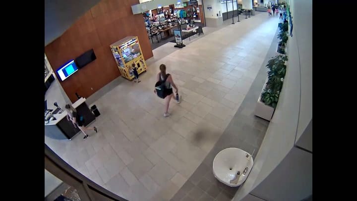 Impactante video: un niño quedó atrapado en una máquina de peluches en Ohio y fue rescatado por los bomberos