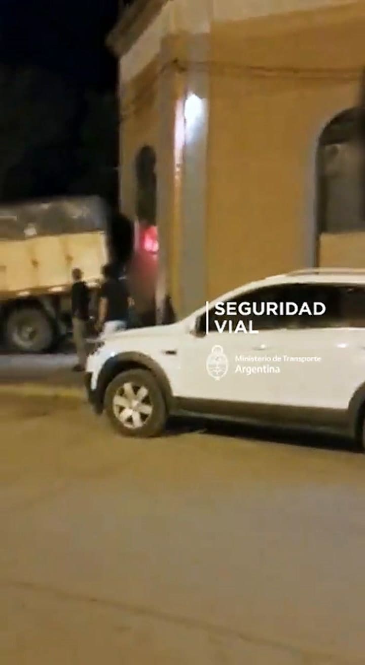 Un camionero chocó el frente de un boliche, enojado por el precio del whisky