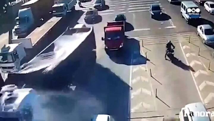 Un camión aplastó un auto y chocó contra una cabina de peaje en la Panamericana - Telefé noticias