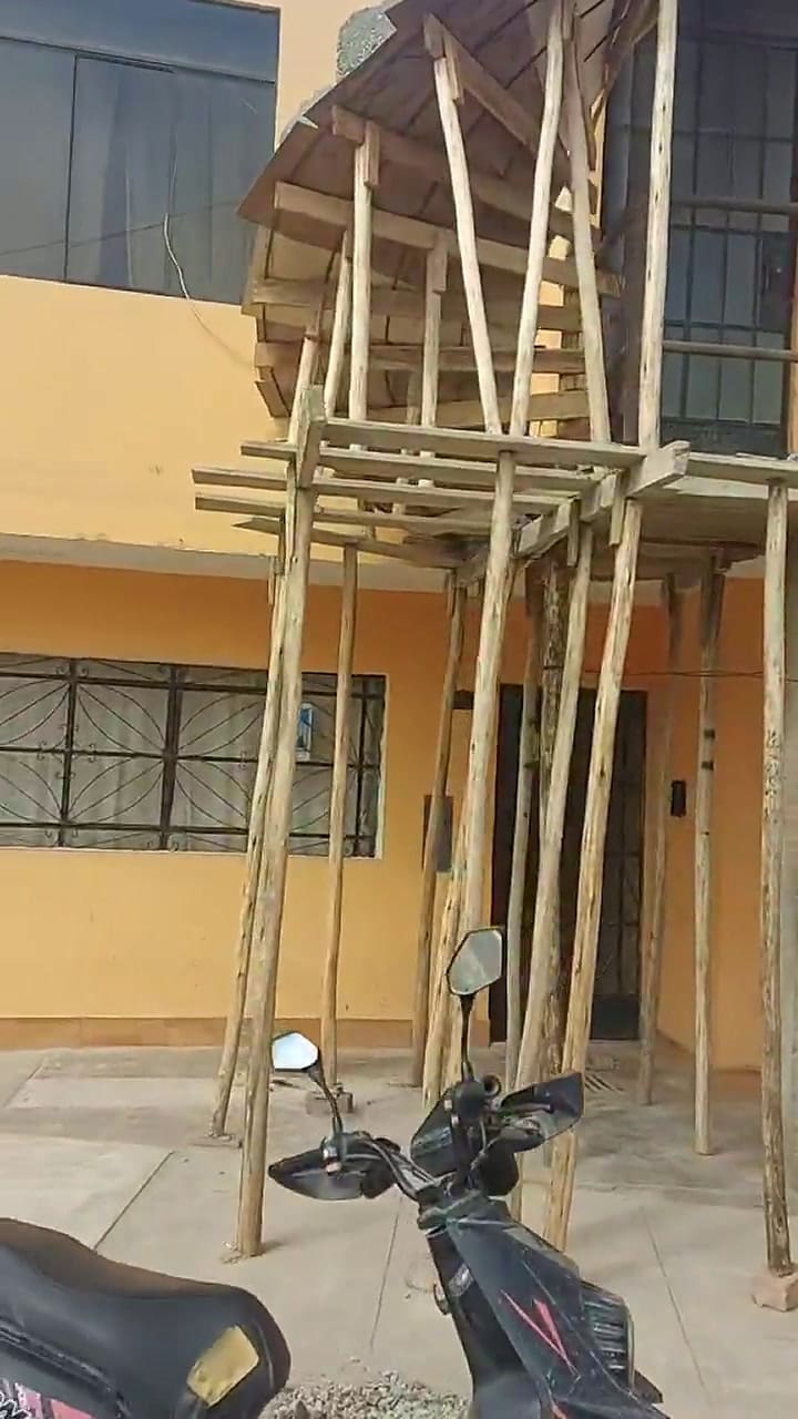 Un albañil se ríe de la escalera mal hecha de su compañero