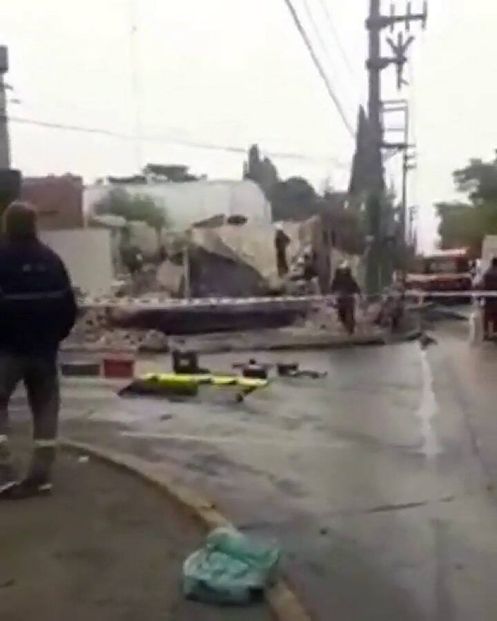 Se derrumbó una obra en Ituzaingó y hay dos personas atrapadas