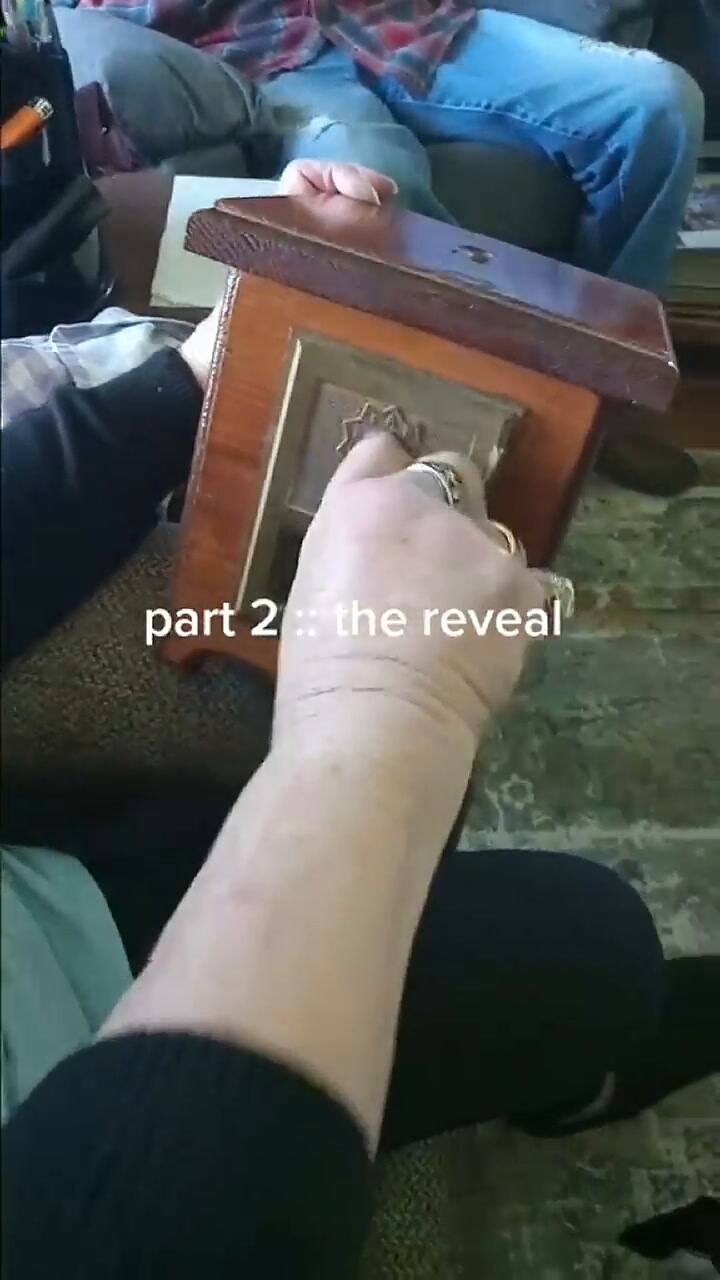 Un hombre mostró lo que encontró en una caja que compró en una venta de remate