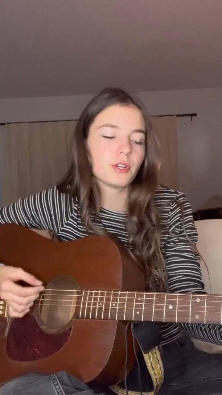 Helena, la hija de Geraldine Neumann se dedica a la música y el modelaje