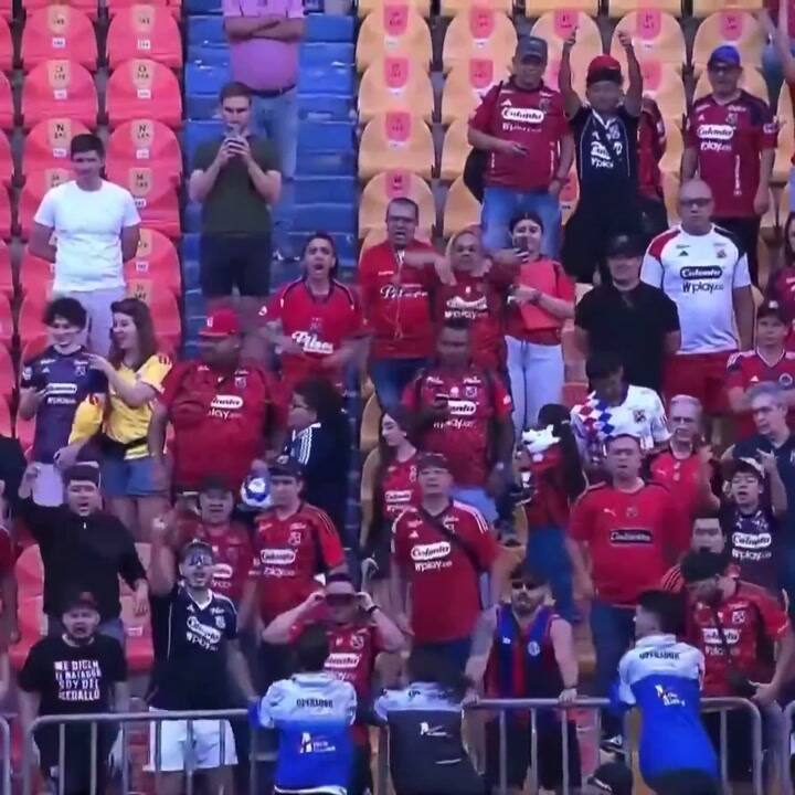 Los hinchas de Independiente abuchearon al principal accionista del club