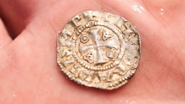 Hallan tesoro de monedas vikingas en Noruega.mp4