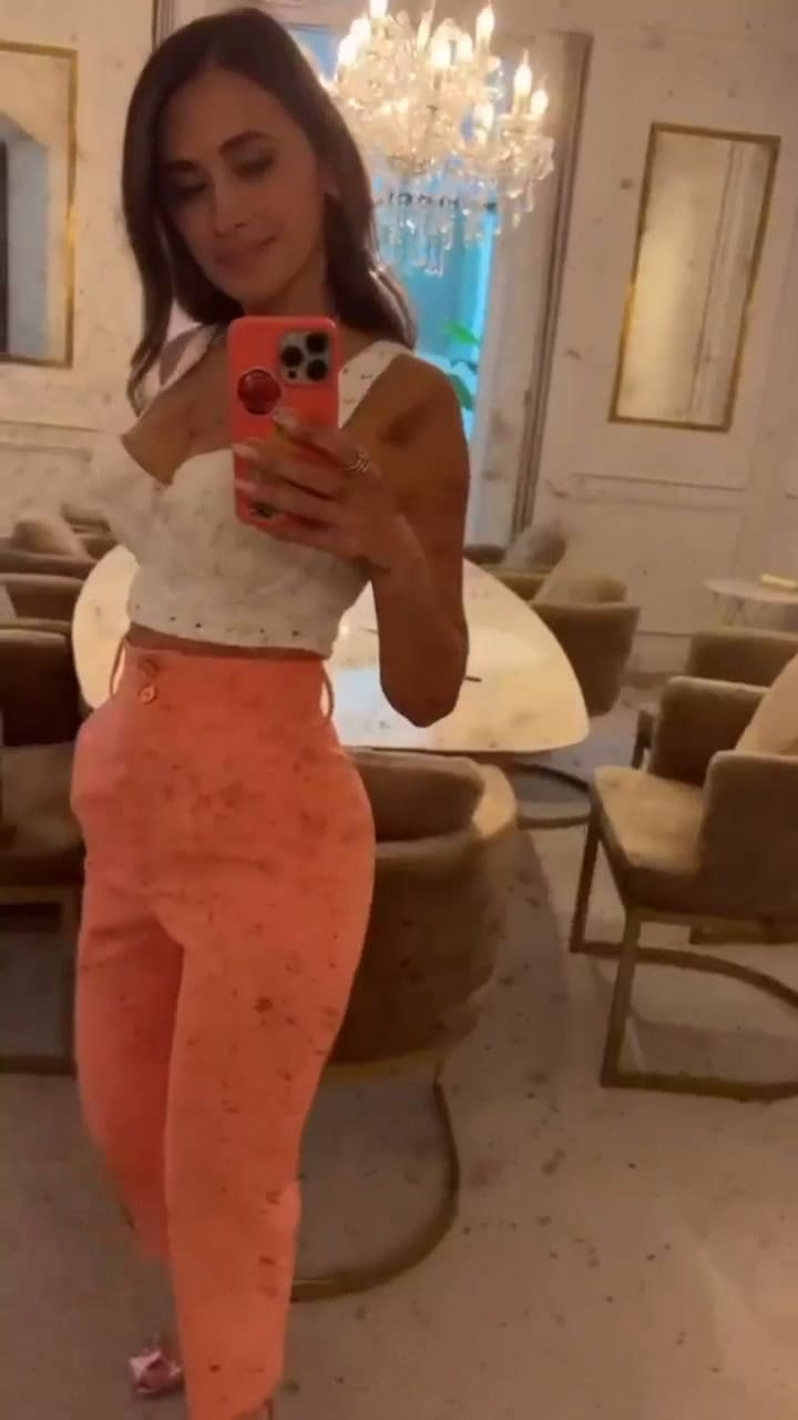 Antonela Roccuzzo sorprendió con un look chic en sus redes sociales