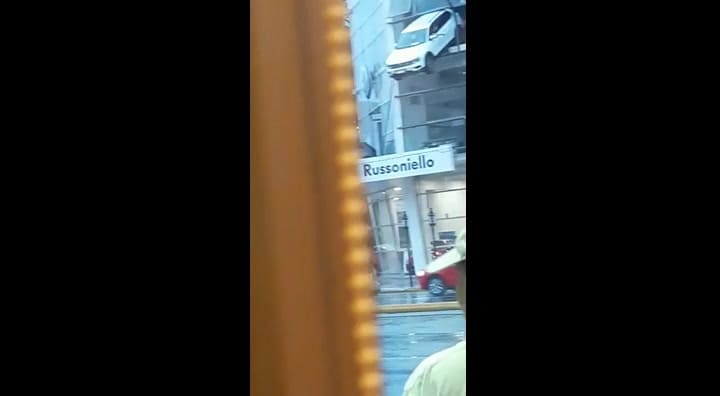 Imágenes del auto colgando de la concesionaria