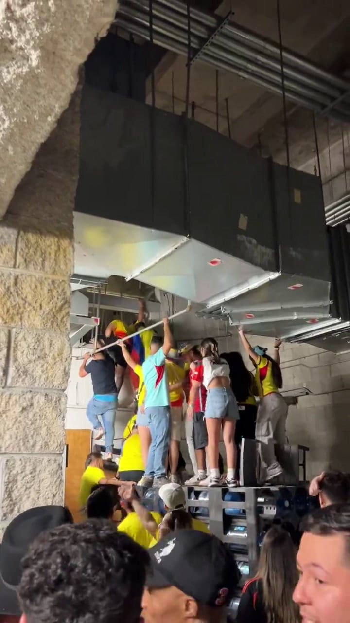 El partido empezó y los incidentes continúan: agresiones, uso de taser e hinchas que se cuelan por la ventilación