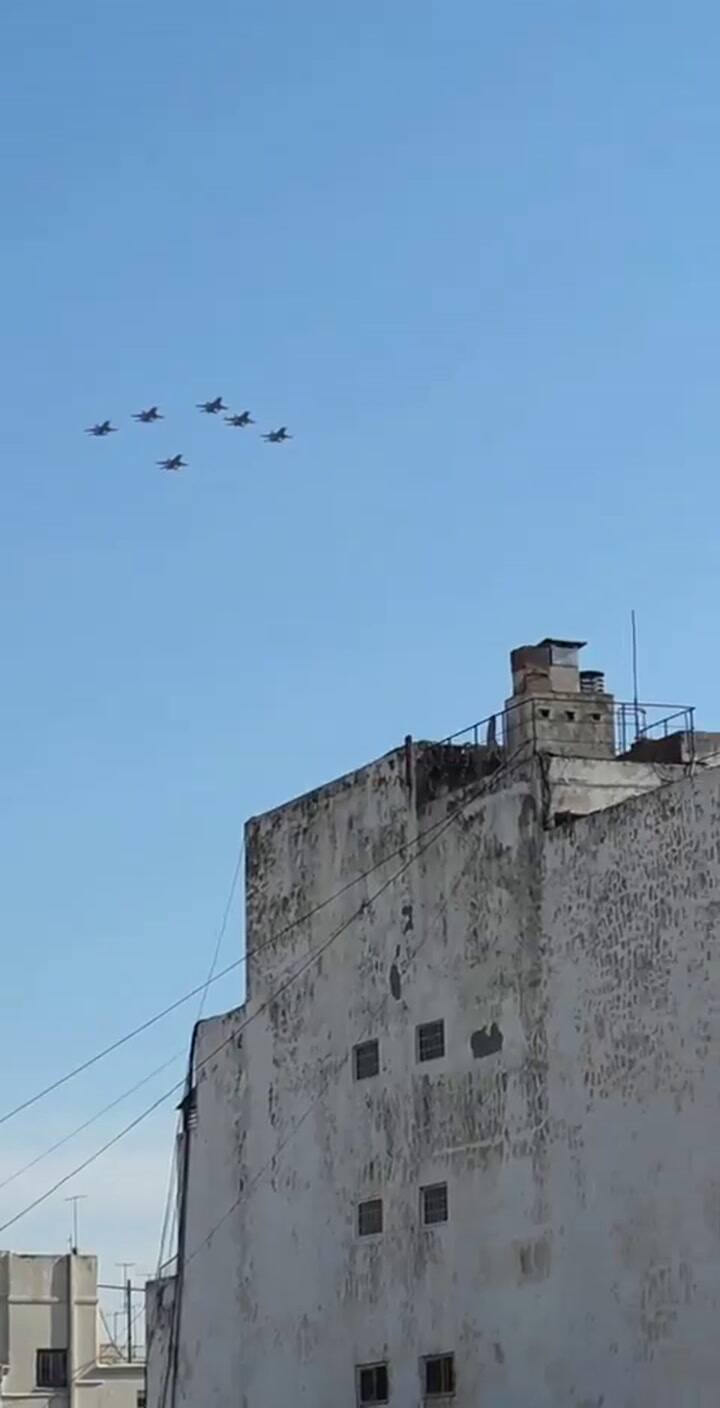 Seis aviones F-16 sobrevolaron Buenos Aires este sábado