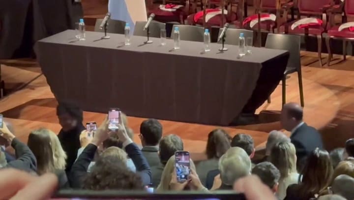 Javier Milei y “Yuyito” González se dieron su primer beso en el Centro Cultural Kirchner