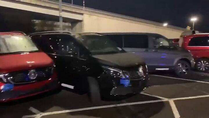 Robó una excavadora y destruyó 50 furgonetas