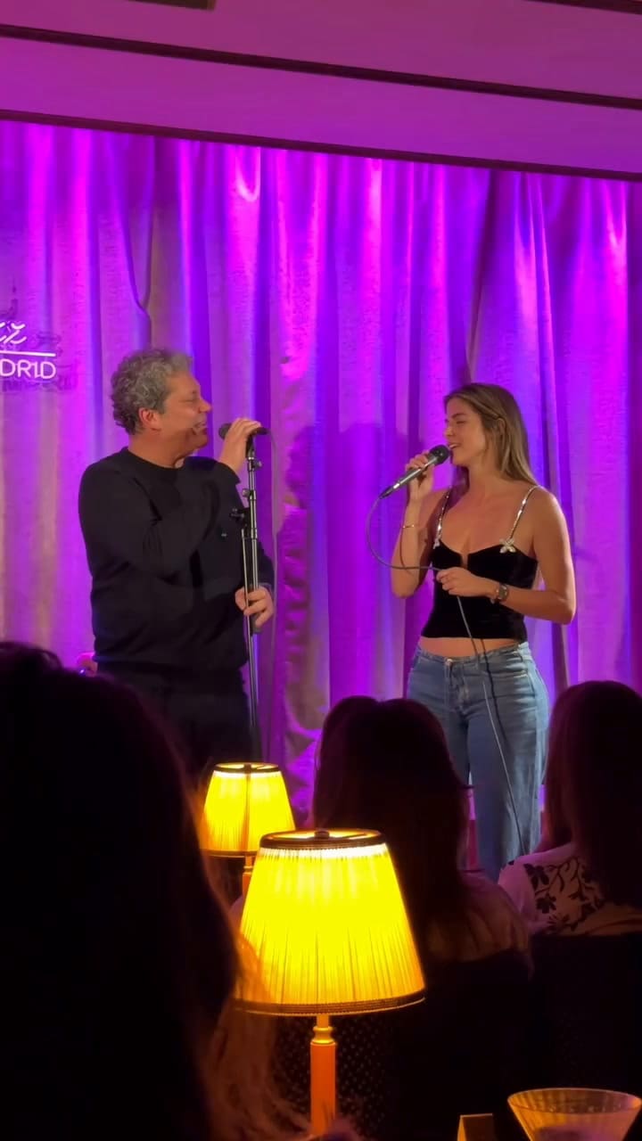 Una de las pasiones de Stephanie es cantar: aquí junto al artista colombiano Chabuco entonando el tema "Así fue mi querer"