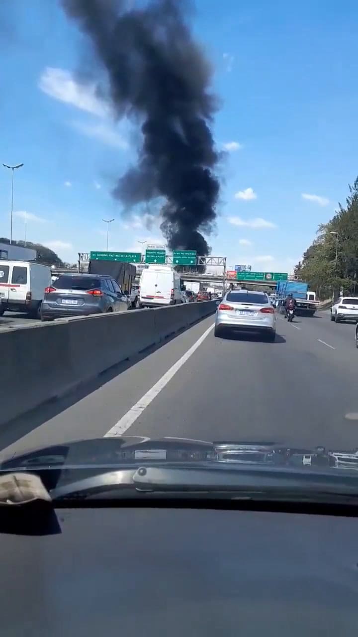 Se incendió un minibus en la Panamericana, altura Pacheco