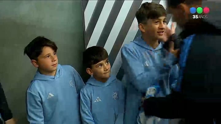El emotivo abrazo de Messi con sus hijos antes de ingresar al campo de juego