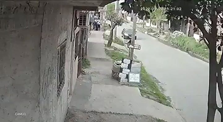 Cometían un robo piraña y los vecinos les tiraron piedrazos