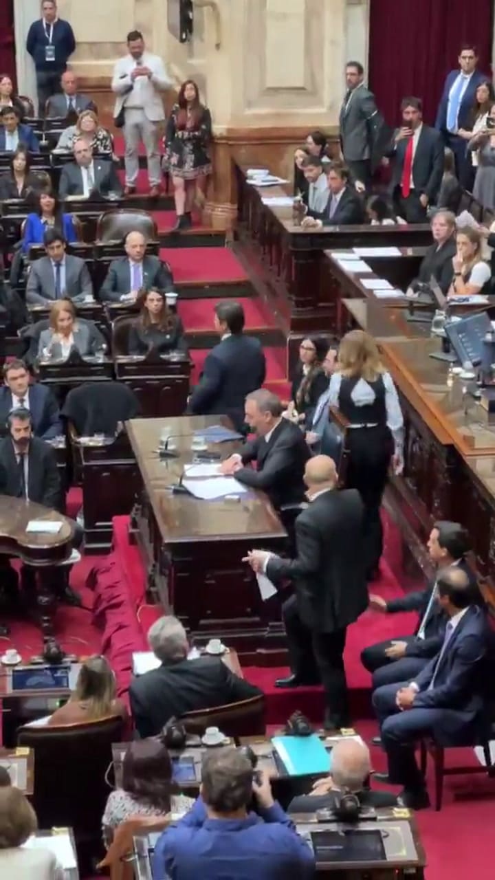El momento en que el diputado Leiva se acerca con un papel al estrado