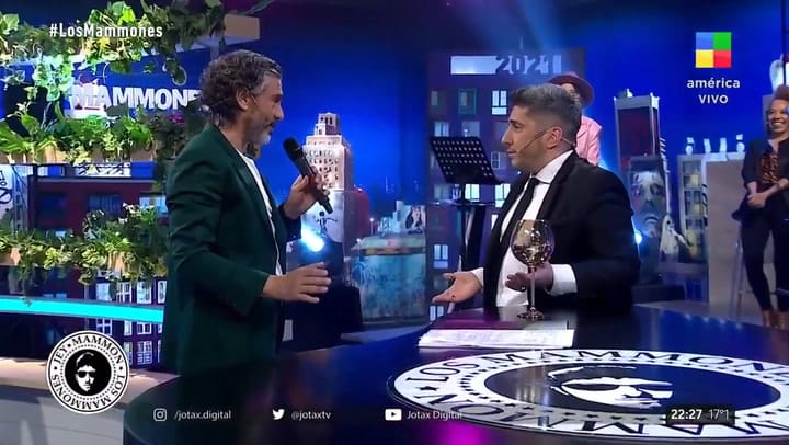 El apasionado beso entre Jey Mammón y Leo Sbaraglia