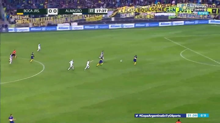 Gran pelota en profundidad de Daniele De Rossi para Salvio que estaba fuera de juego - Fuente: TyC Sports