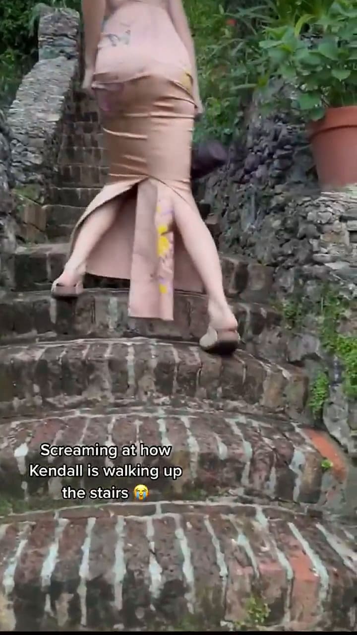 Kendall Jenner luchó con su vestido en la boda de Kourtney Kardashian