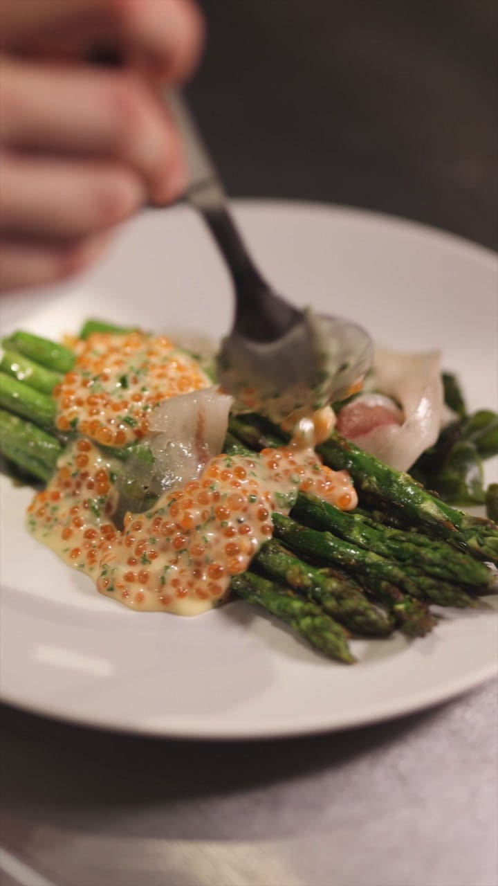 Cuál es la cocción que nunca falla para realzar el sabor del pescado, según el chef Maxi Rossi