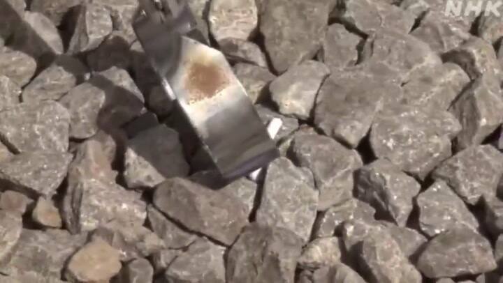 Piden no perder los auriculares inalámbricos en las vías de tren de Japón - Fuente: NHK