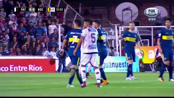 Nández llegó tarde y terminó parado encima de las piernas de Rivero.