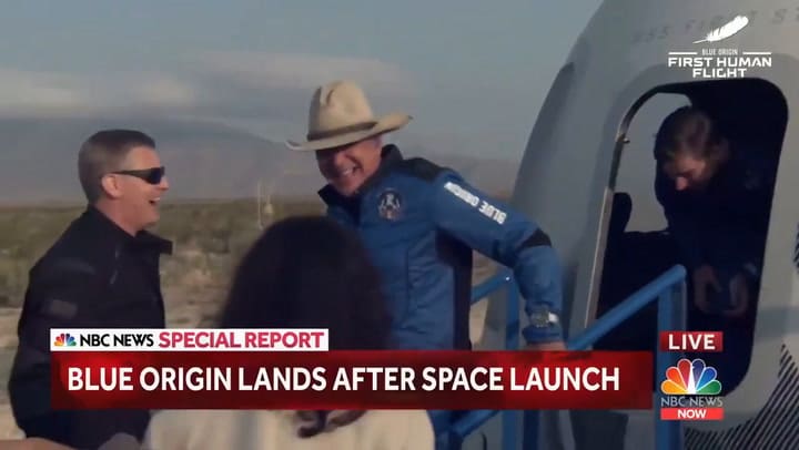 Así salían los tripulantes de la cápsula del Blue Origin, luego de un aterrizaje exitoso