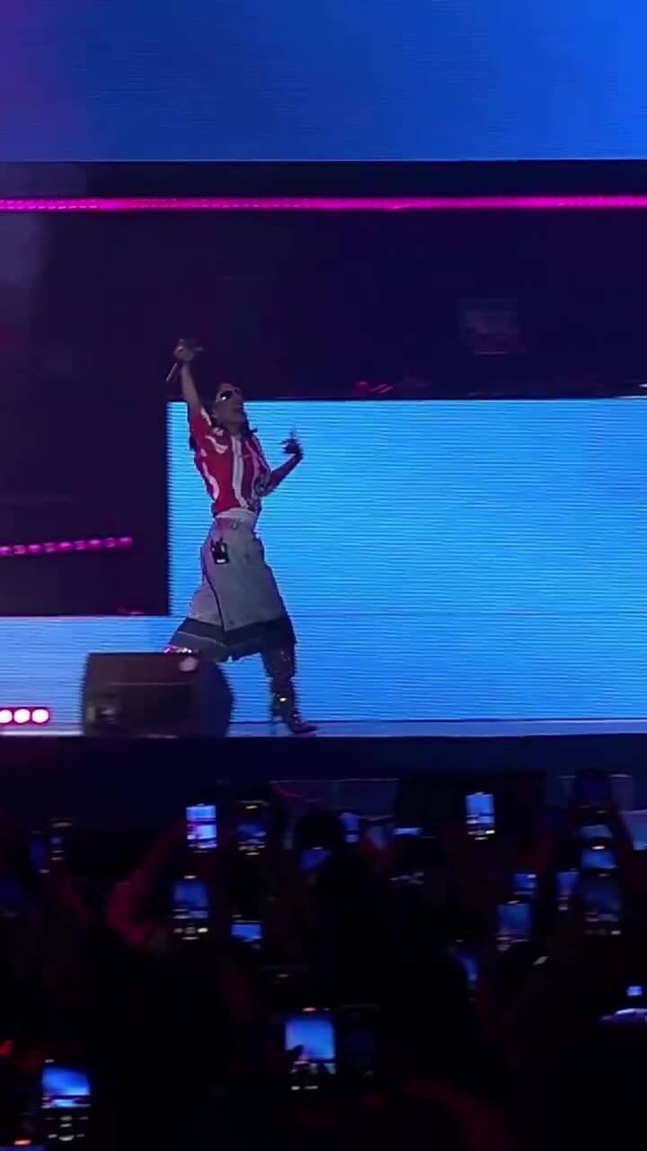 María Becerra cantó en España con la camiseta del Atlético de Madrid