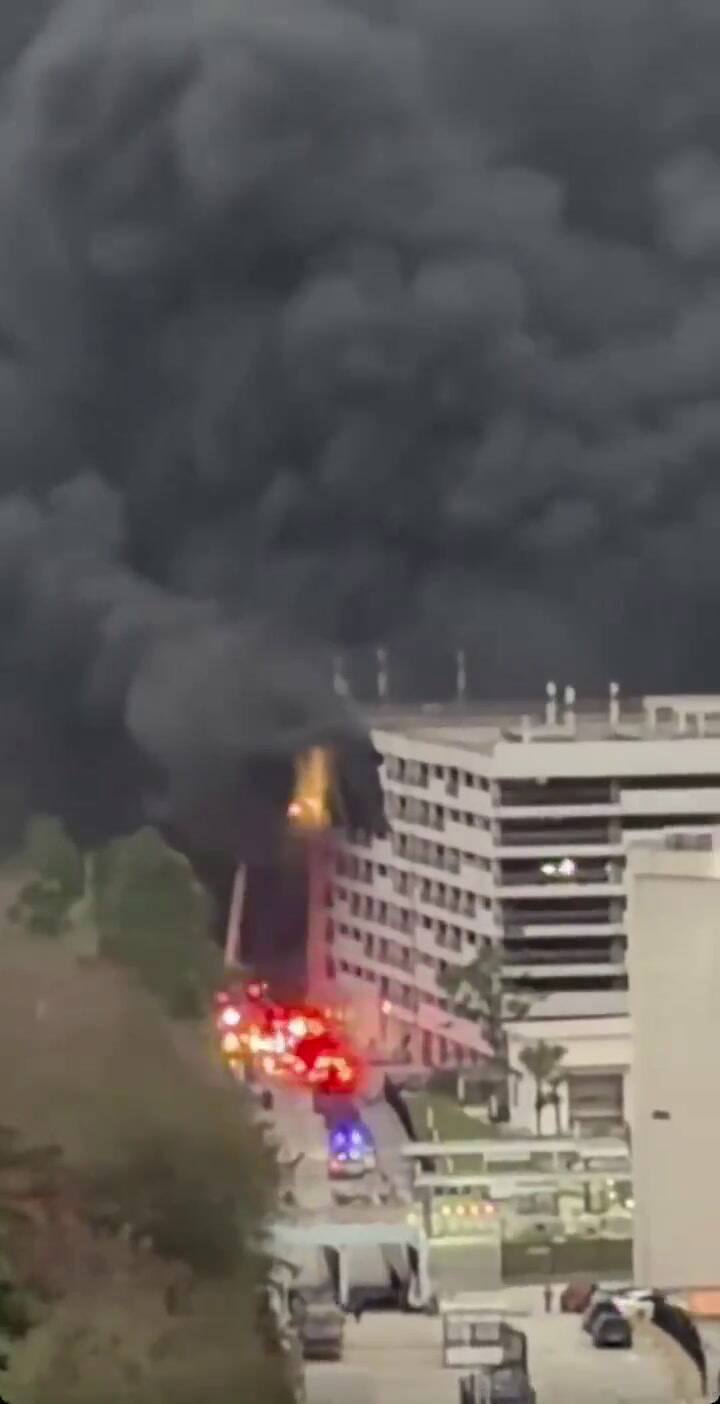 Un feroz incendio se desató en el estacionamiento de una de las mayores automotrices de China