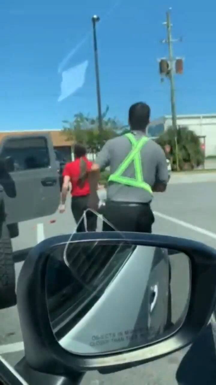 Un empleado de una cadena de restaurantes salvó a una mujer de ser asaltada